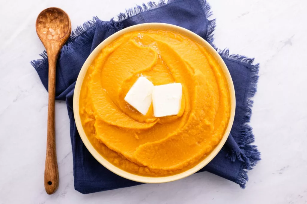 Made with just four ingredients, mashed sweet potatoes are creamy and delicious, and they can be prepared in less than 45 minutes. Ideal for the upcoming Christmas season!