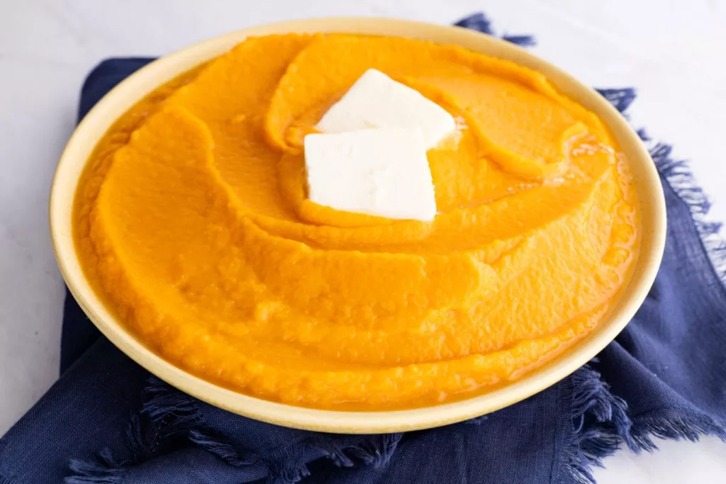 Made with just four ingredients, mashed sweet potatoes are creamy and delicious, and they can be prepared in less than 45 minutes. Ideal for the upcoming Christmas season!
