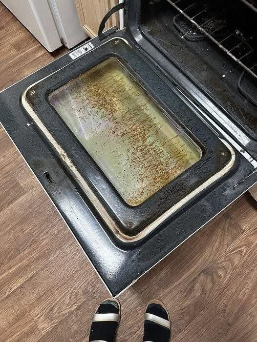 How To Remove Years Of Grease And Grime From Your Oven
