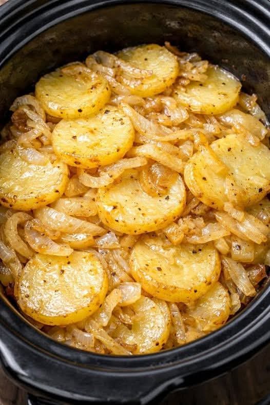 Slow Cooker Potato and Onion Bake: The Creamy, Cheesy Side Dish You’ll Make on Repeat